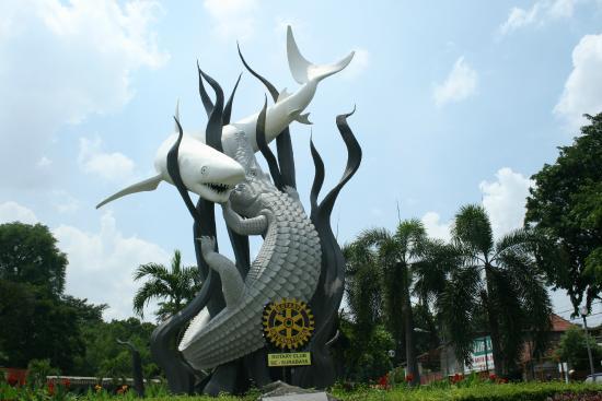 Suroboyo Monument
